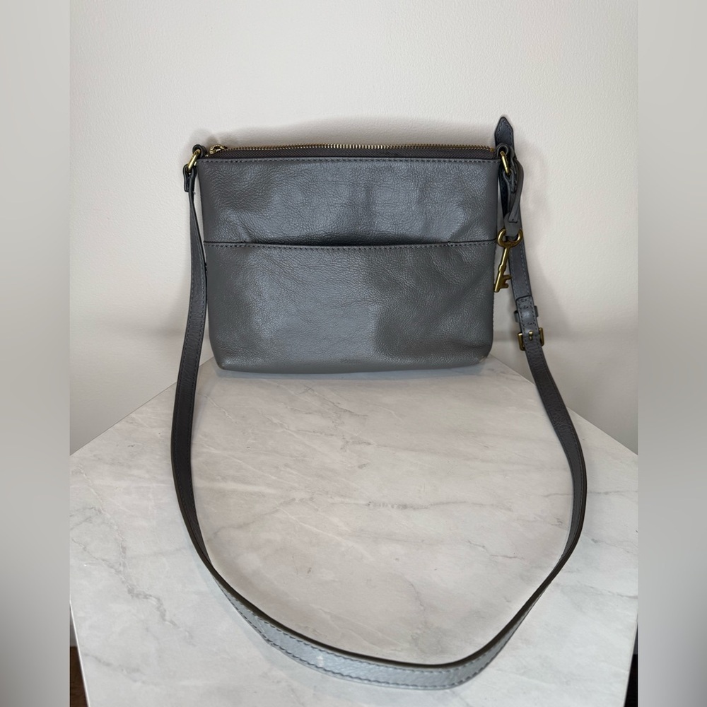 🔥Fossil Gray Leather Crossbody Bag with Zipper and Key Charm🔥